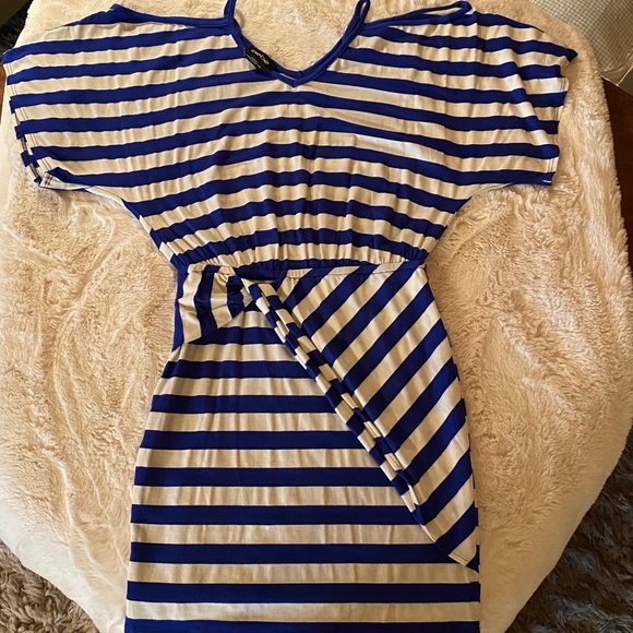 Cold shoulder dress - Picture 3 of 3